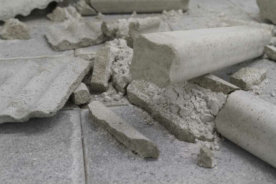 Gizela Mickiewicz, Pád před úpadkem, 2017,  beton, dynacem (nevýbušný bourací prostředek), Photo: Maciej Zaniewski